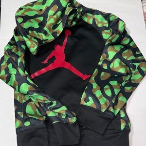 Jordan boys hoodie thermafit red graphic with camo print accents size M (10-12)